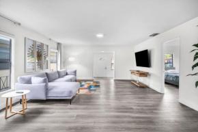 Contemporary 4 Bedroom Oasis - Private Large Patio